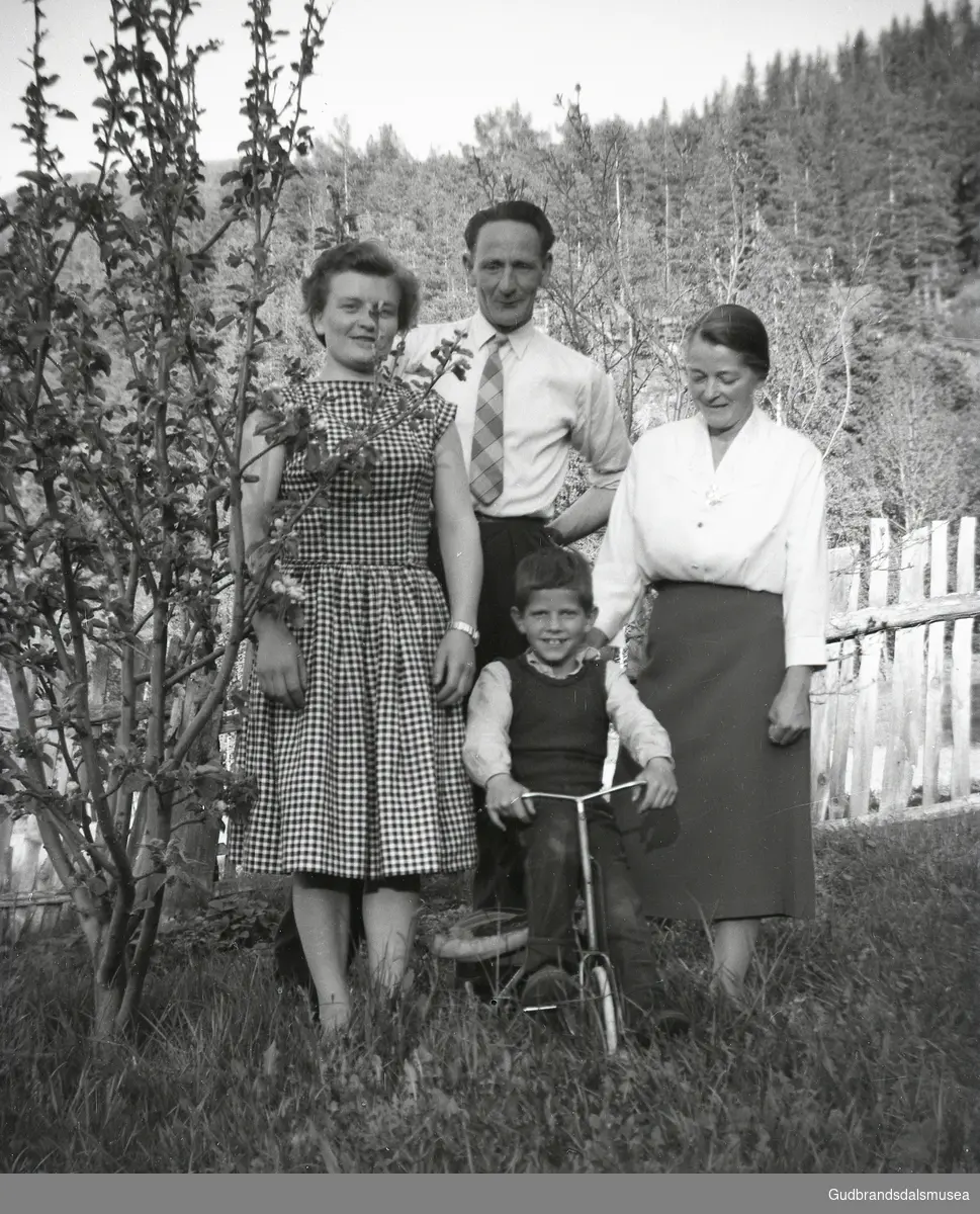 Guri Holen (Rundhaugen), Knut Brun, Ragnhild Marie Tessnes (1916-1996) og Anton Kåre Tessnes (1952-2023)
Innlånt negativer frå Anton Kåre Tessnes 2021