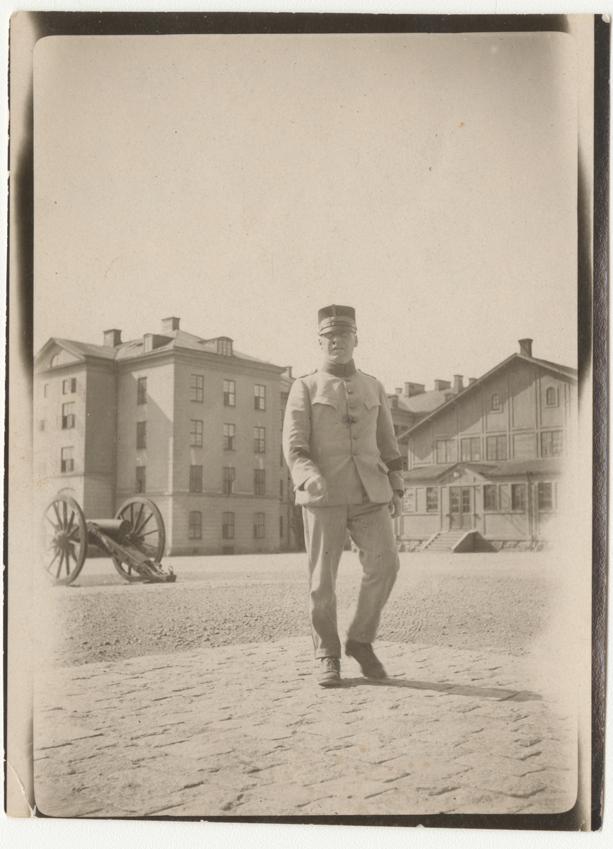 Hugo Strandberg, officer vid Norrbottens regemente I 19, på kaserngården vid Vaxolms grenadjärregemente.