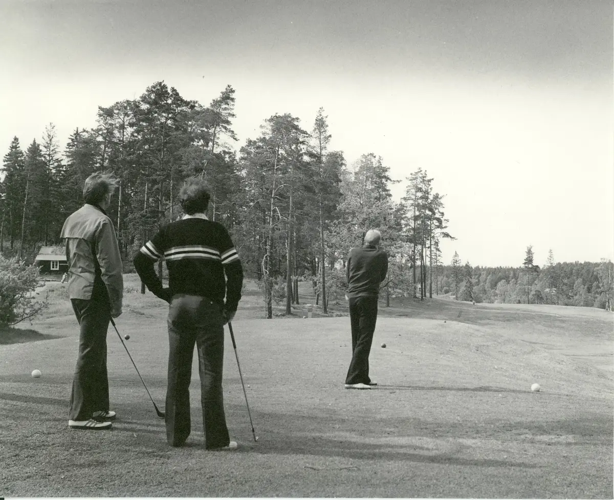 Skålhamra tre herrar spelar golf