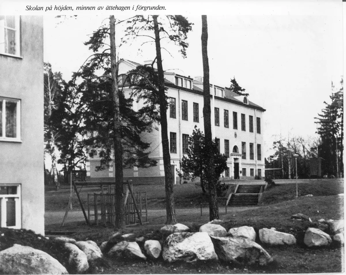 Näsby folkskola
Den första skolan i Näsby byggdes 1906. Senare tillkom den som idag kallas ”vita huset” 1926.  
Ytterligare en skolbyggnad invigdes 1944 och i samband med det bygget så revs skolhuset från 1906.
Skolan fortfarande i bruk och heter idag Ytterbyskolan ::