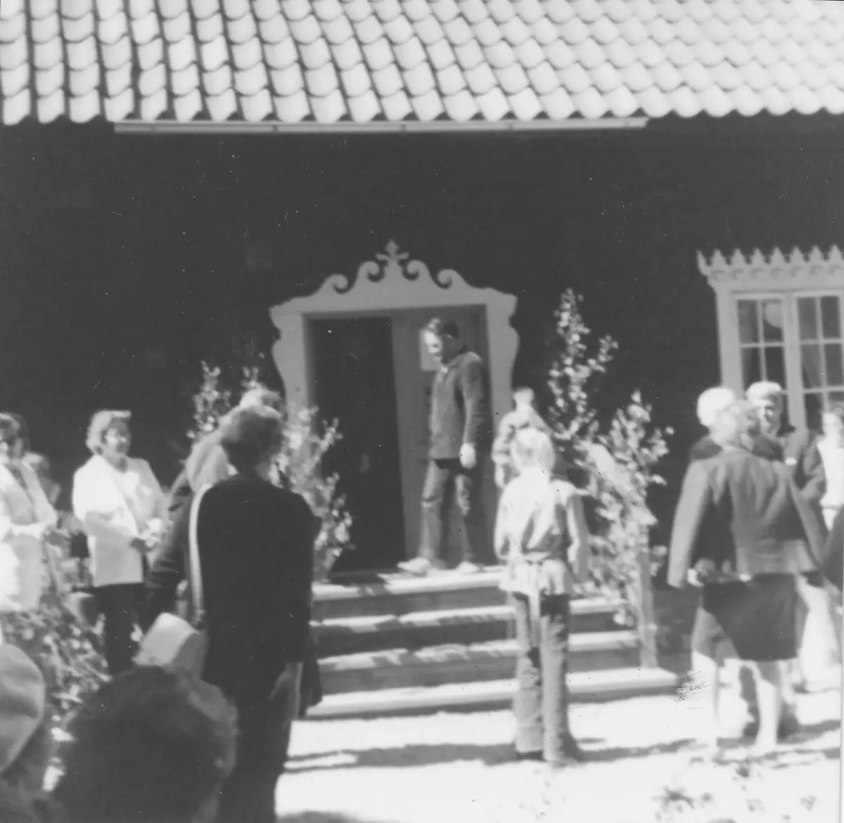 Invigning av Turinge-Taxinge Hembygdsförenings bygdegård den 17 juni 1973. På trappan Boris Wredenmark.