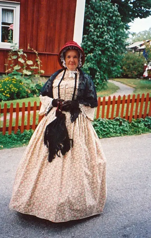 Hembygdsdräktens dag 2002. Ulla Brandt i Stockholmsklänningen.