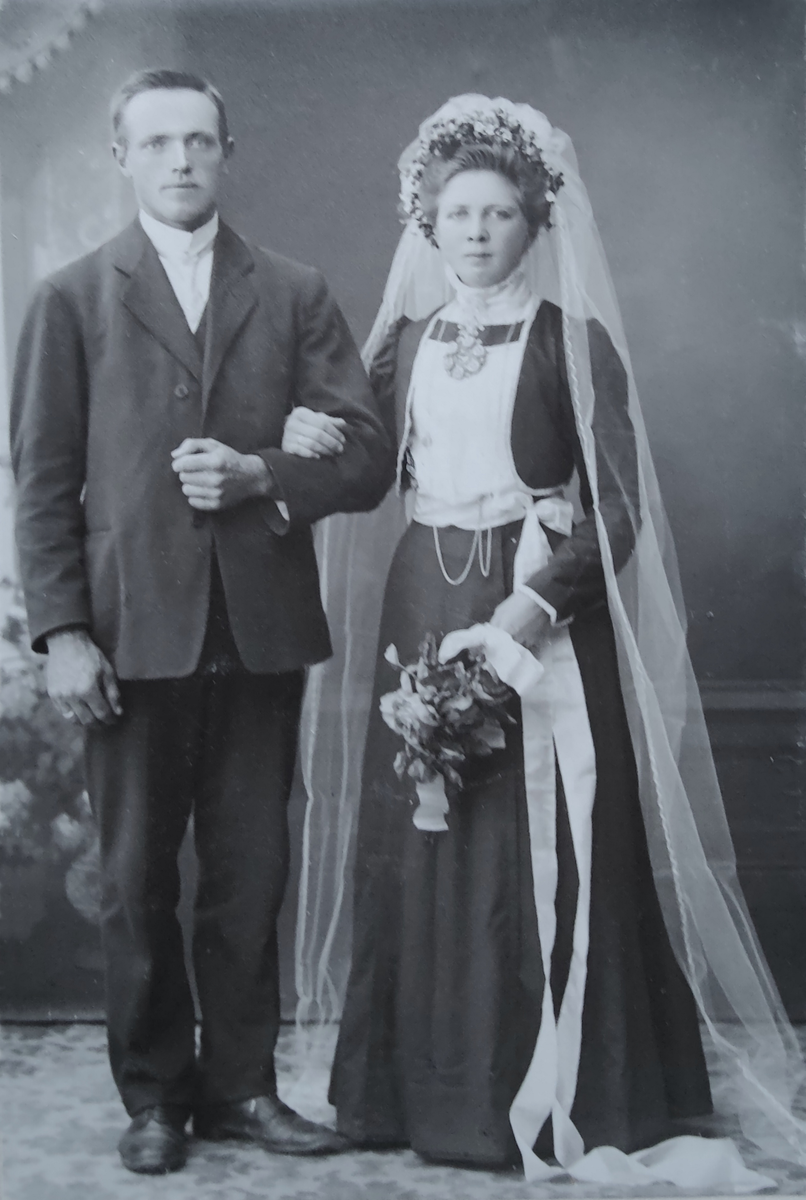 Brudeparet Audvar Tho (1886-1968) og Gunhild Landsverk f.1890