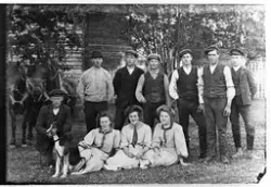 Gruppebilde fra gården Blilie på Eina, Vestre Toten, ca. 191