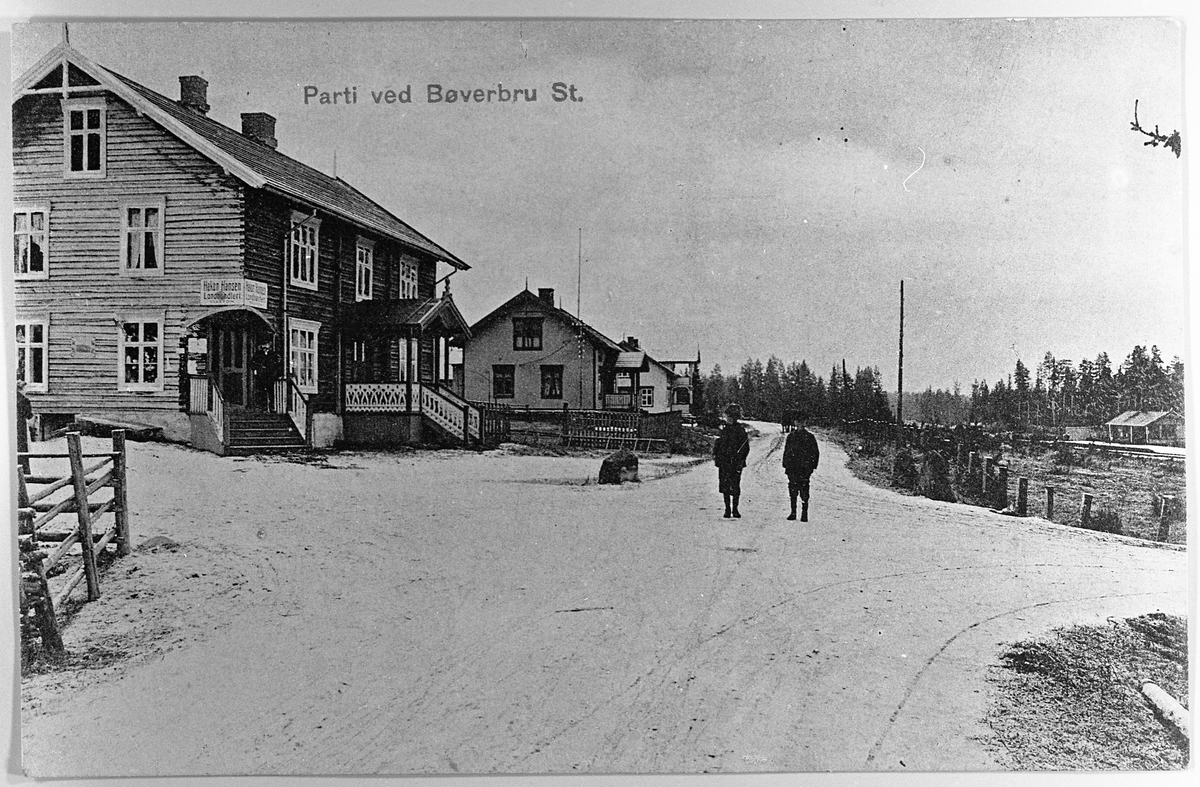 Postkort med område rundt Bøverbru stasjon, Vestre Toten, som motiv ca. 1910.