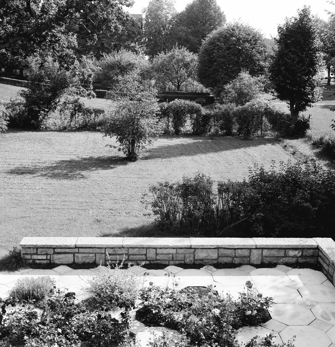 villa Giertz
Exteriör, sittplats belagd med betongplattor i trädgård