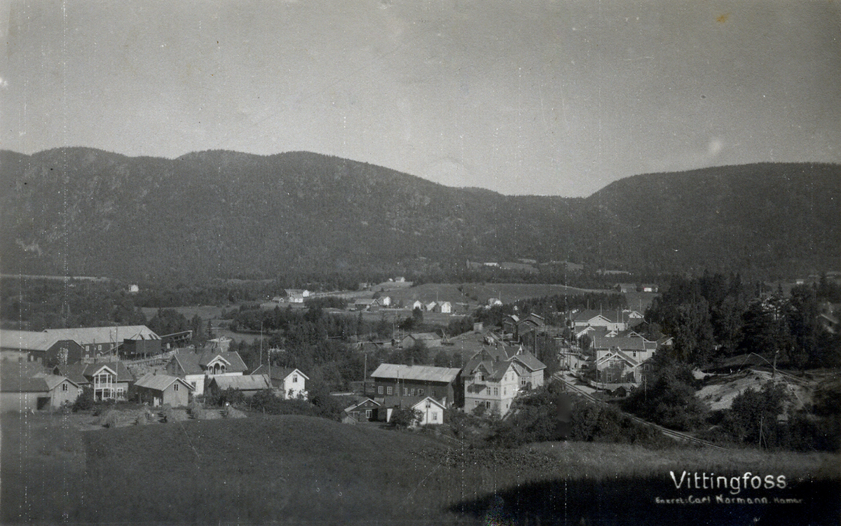 Bildet tatt fra jordet nedenfor Nordre Foss gård. 
Jernbanen til høyre. 
Foto: Normann.
