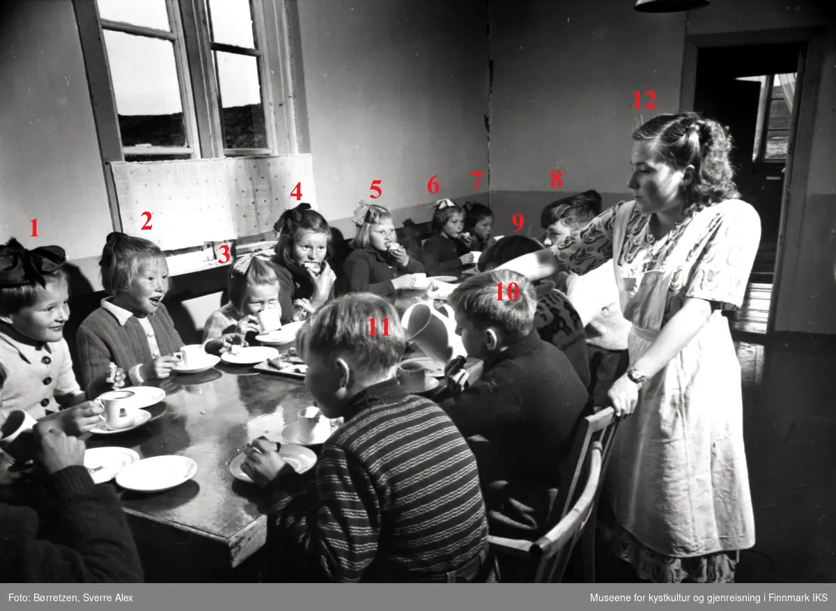 Skoleinternatet i Repvåg. Elevene samlet rundt matbordet i spisesalen. Høsten 1952.