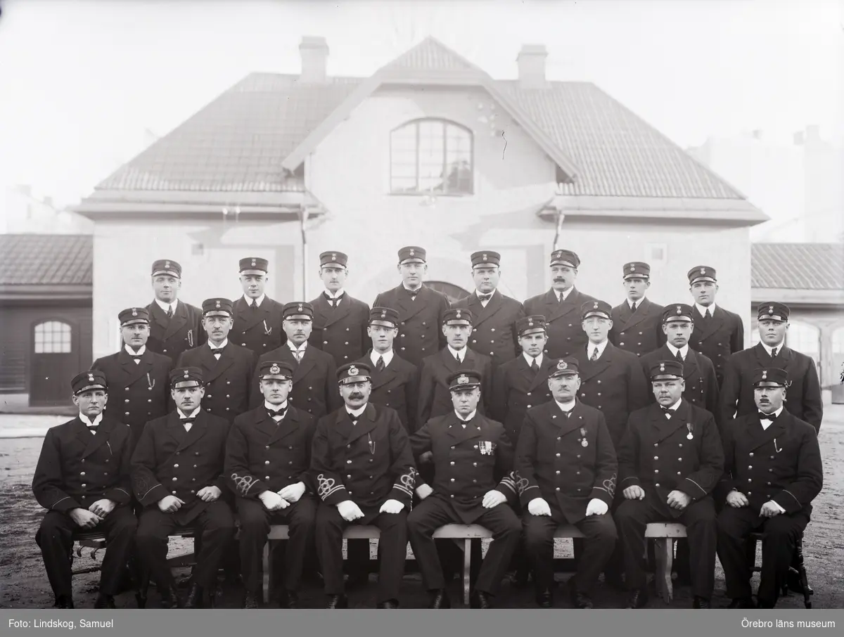 Örebro brandstation, 25-årsjubileum år 1924.  
Byggnad och personal.