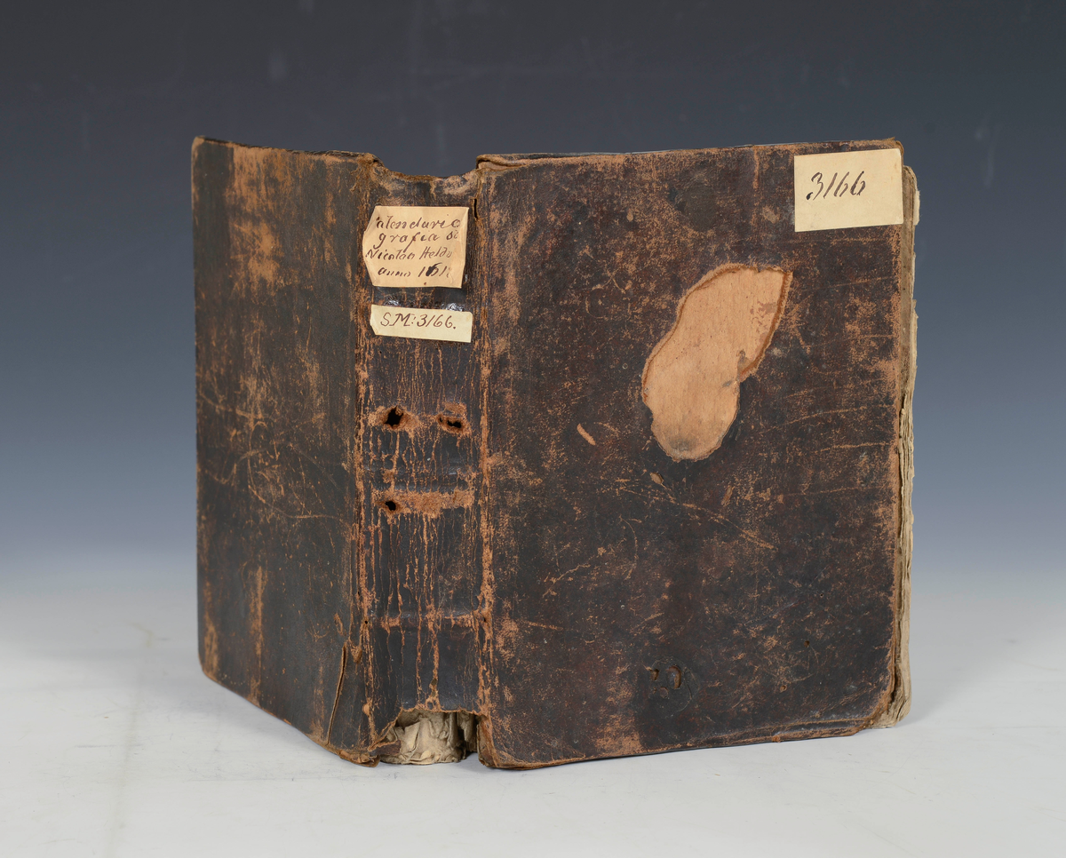 Prot: Calendariographie Sacra. Anno 1618. Av. Jesu Christi Leffnets Calender, aff Nicolao Heldvadero. Skindbind med træpærmer. Hellæder, defekt.