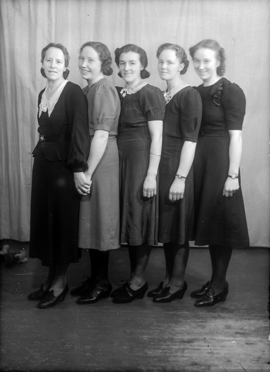 Portrett av fem kvinner