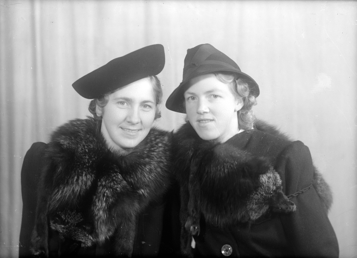 Portrett av to kvinner med fine hatter