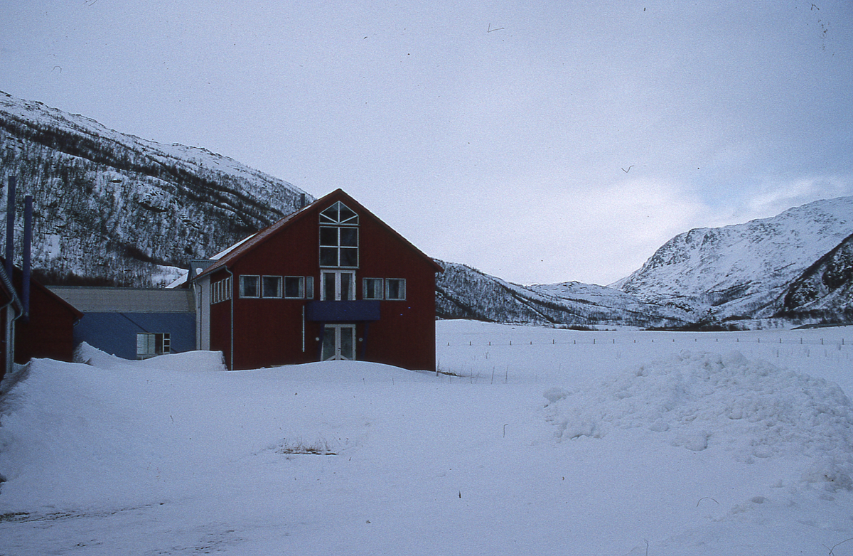 Forsøksanlegg, Kårvika på Ringvassøy, UiT (1994) : Prospektbilde, bygning med vinterlandskap i bakgrunnen.