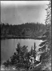 Personer ved et skogstjern i området Amunddalen på Totenåsen