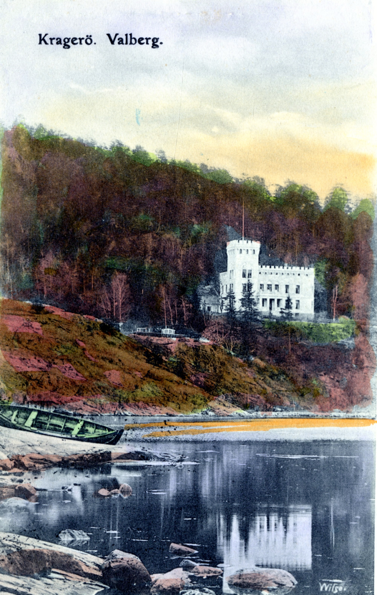 Postkort hvor Slottet på Valberg speiler seg i sjøen.. Prom ligger på land.