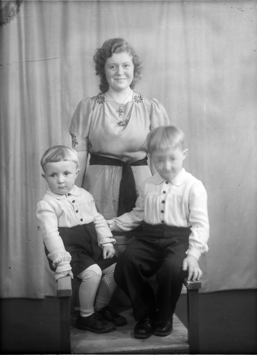 Portrett av mor og to barn