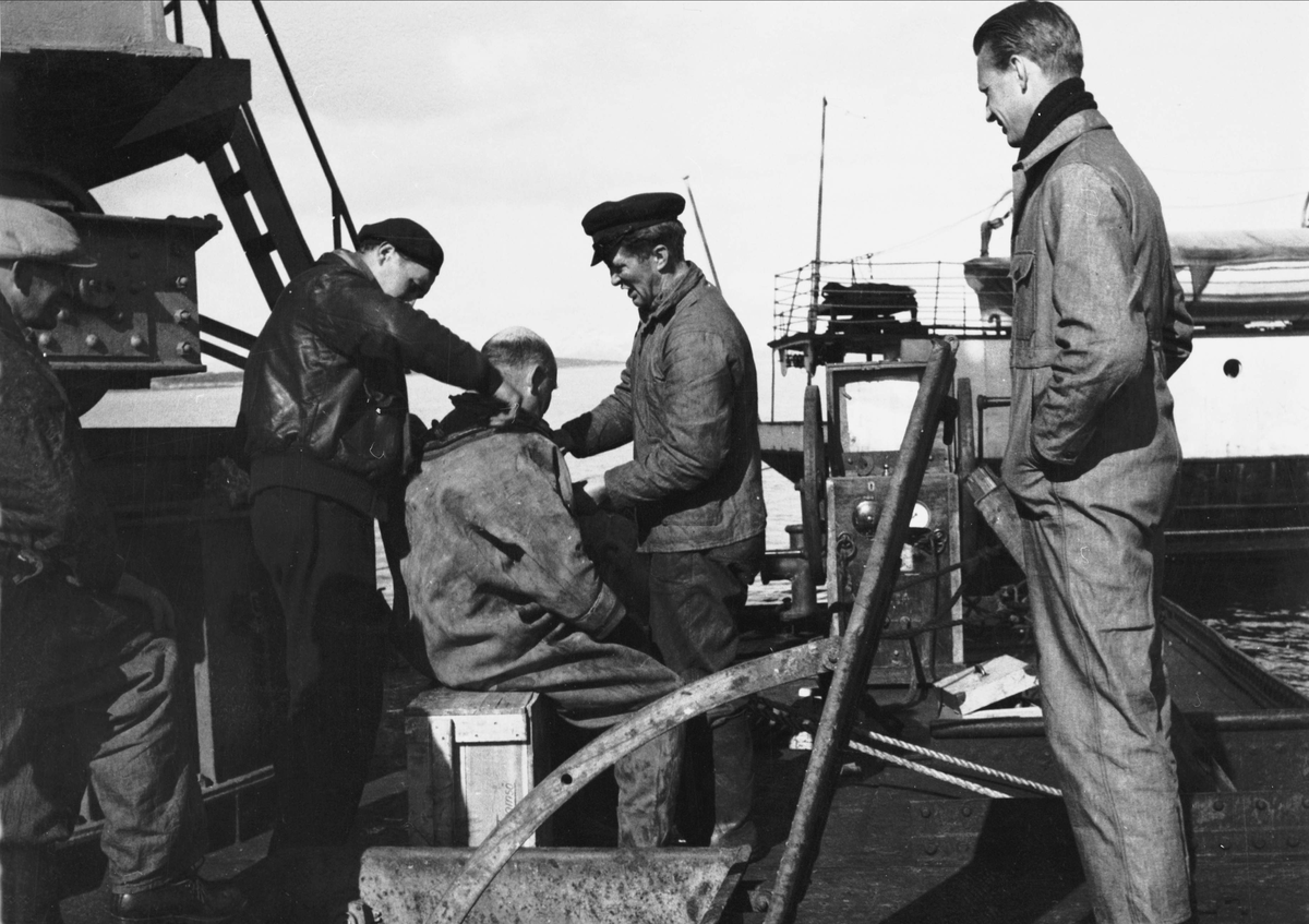 Dykker klargjøres for arbeidet med å heve sjøflyet "Bamse Brakar" etter havari i 1950.