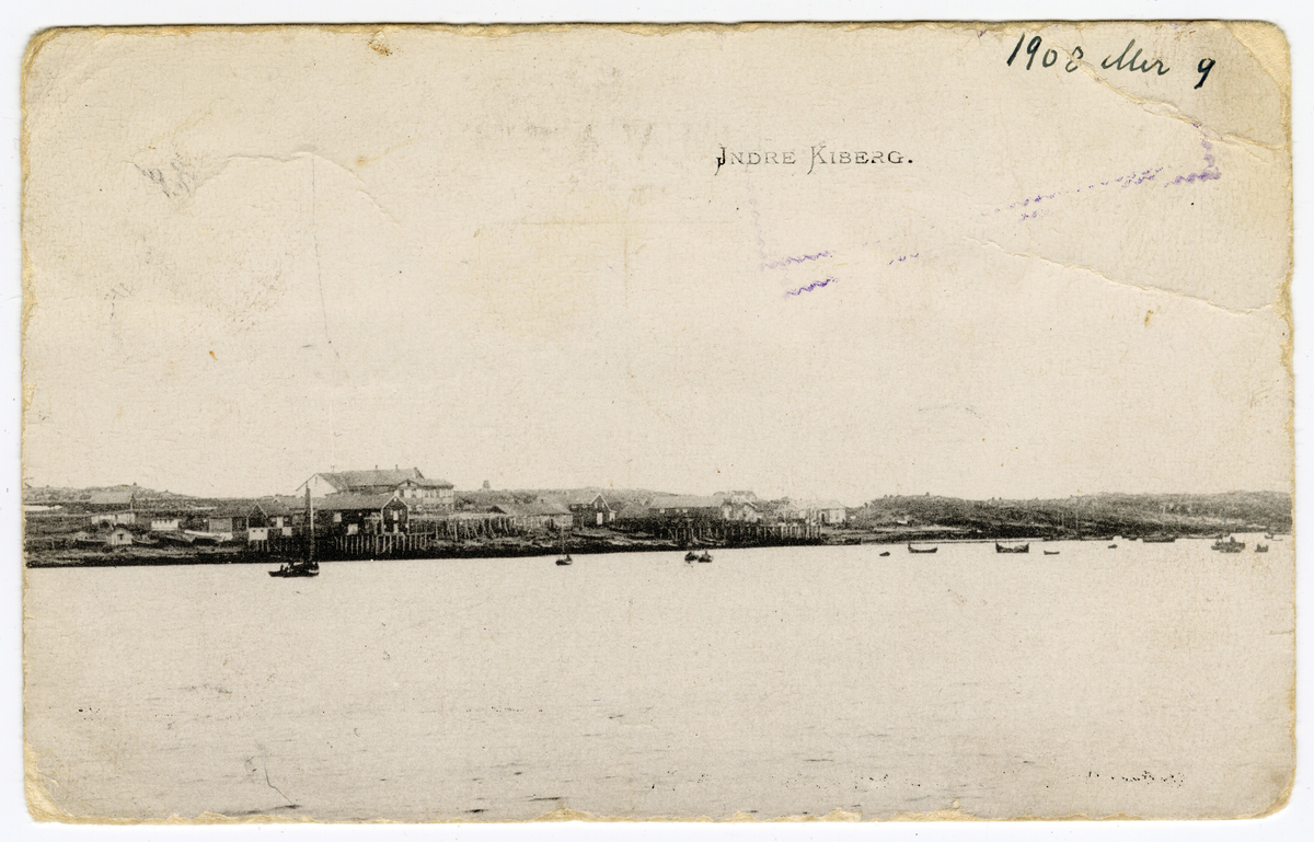 Et postkort med motiv fra "Parti av Indre Kiberg'"  fiskeværet er fotografert fra sjøen i 1908 eller 1909. Noen båter ligger ved kaiene. Vi ser også pakkhus, boliger og andre bygninger.