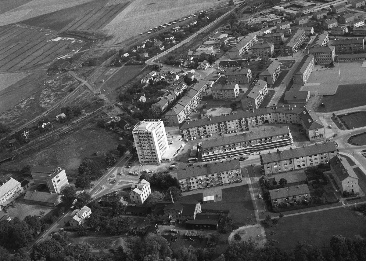 Kvarteret Kannan i Linköping en sensommardag 1957. 
På bilden ser man Linköpings första skyskrapa "Kannan" som stod färdig år 1957. Man ser även Nya Tanneforsvägen och Kungsbergsgatan på bilden. 
...

385 bilder om Linköping på 1950-talet från tidningen Östgötens arkiv. Framtidstro och optimism är ord som sammanfattar Linköping på femtiotalet. Årtiondet innebar satsningar för att förbättra linköpingsbornas livsvillkor. Bostadsfrågan och trafiklösningarna dominerade den lokalpolitiska agendan.
Bilderna digitaliserades år 2013.