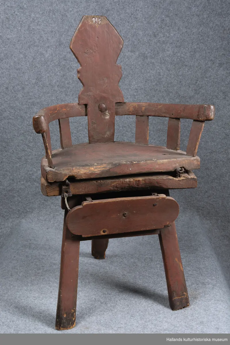Stol som kan fällas ner, så ett bord bildas. En bordsstol i brun ek.