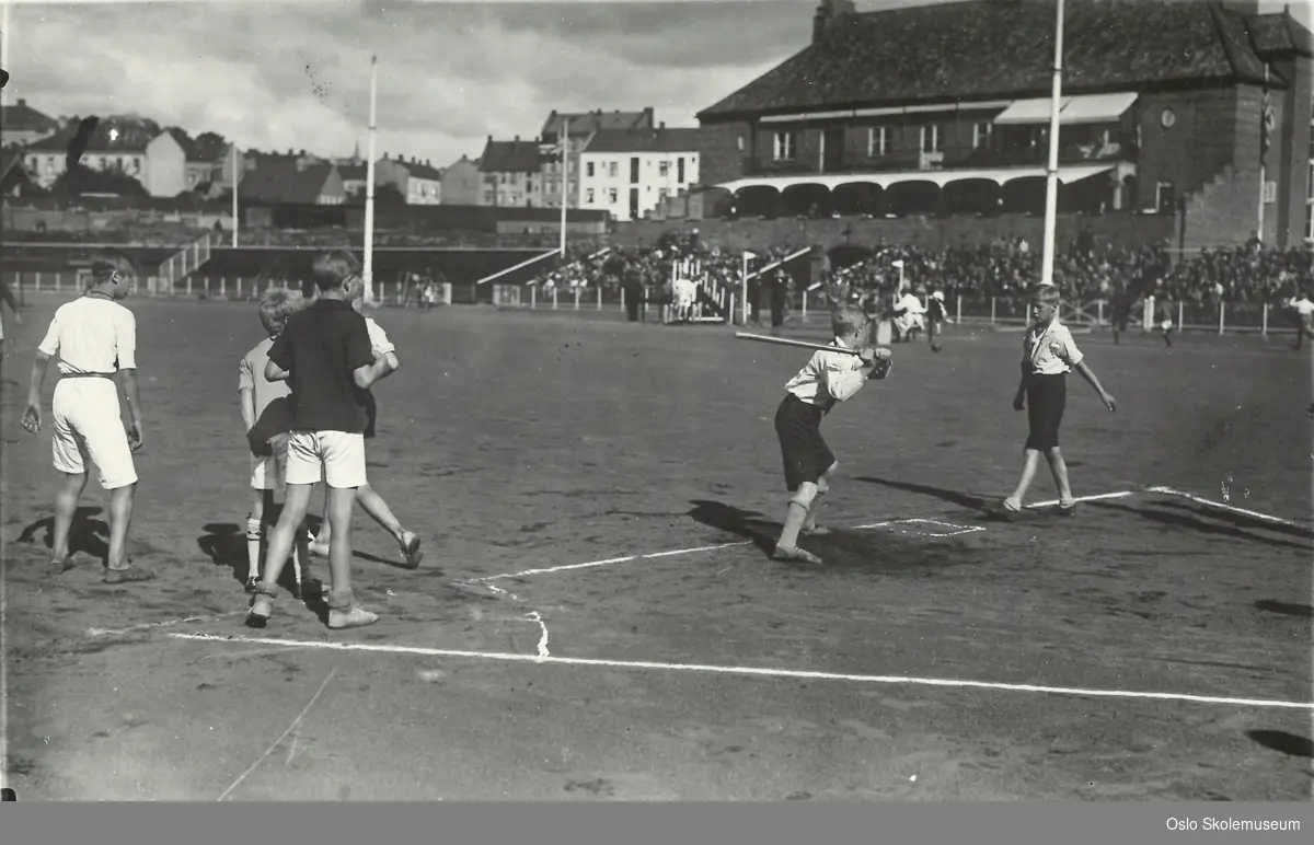 Elever spiller slåball på skoleidrettstevne på Bislett stadion.