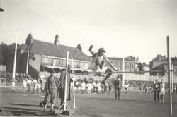 Eleve hopper høyde på skoleidrettstevne på Bislett stadion.