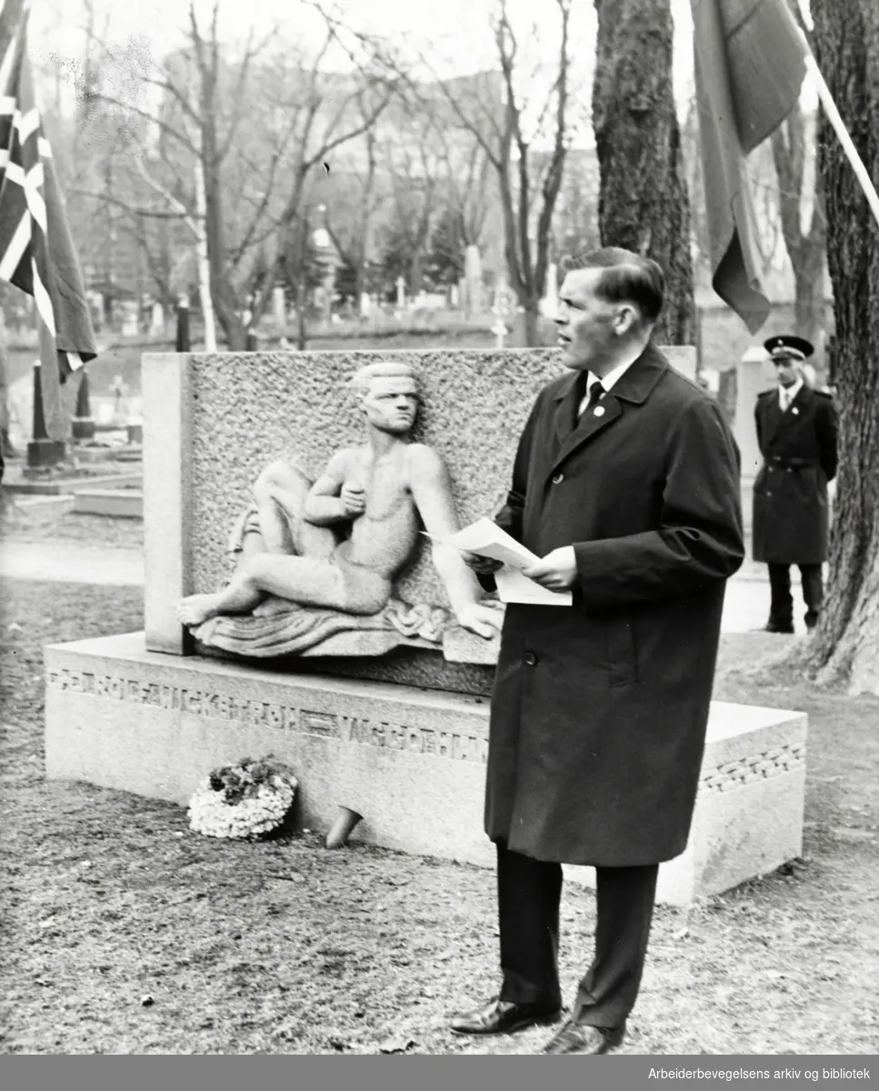 1. mai 1966. Torbjørn Berntsen taler ved Hansteen og Wickstrøms gravsted på Vår Frelsers Gravlund.
