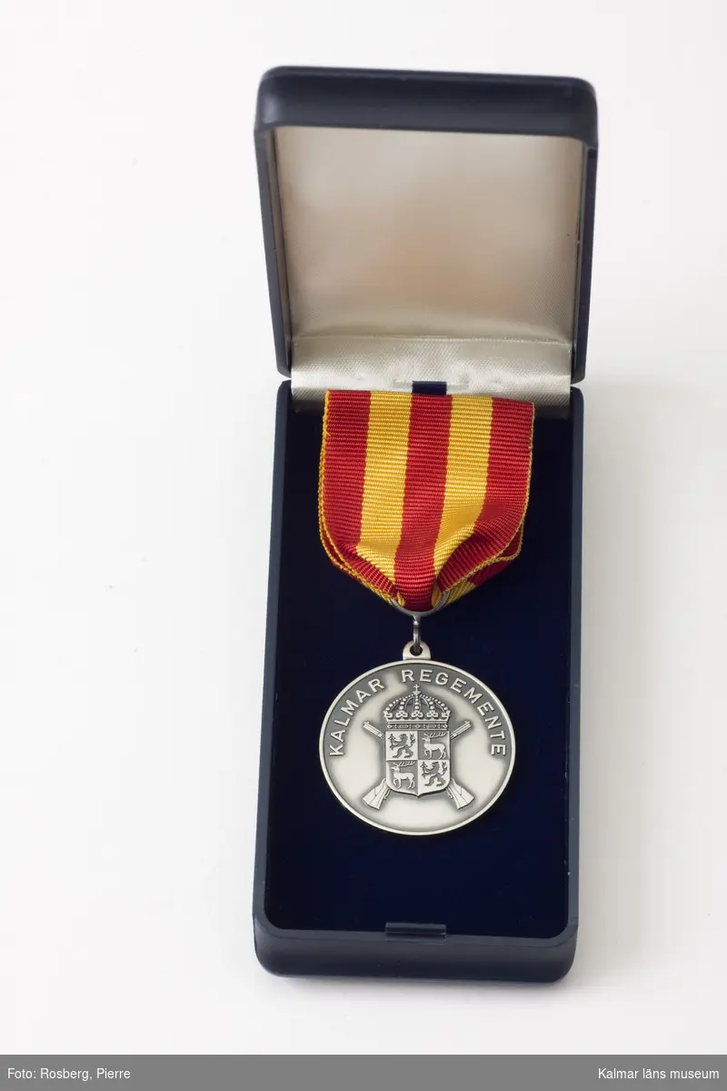 KLM 44500:1. Medalj, minnesmedalj. Text framsida: KALMAR REGEMENTE, baksida: Kalmar läns museum. Stämplar: Sporr, R 925, Y10, Sporrong.