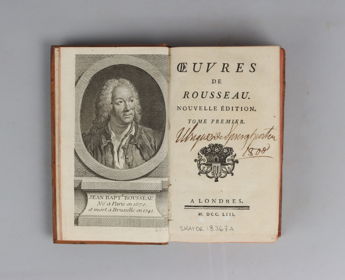 Bok bunden i helfranskt band, pärm i ljust mönstrat läder. Rygg med guldpräglingar och fem upphöjda bind, rött snitt samt dekorerad med stiliserade blommor och musslor. Titelsida "Oeuvres de Rousseau", nouvelle édition, del 1.
