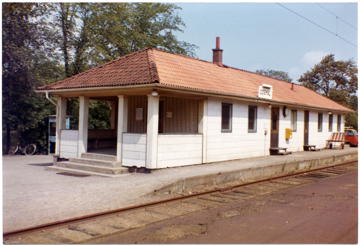 Stationen anlades som hållplats 1905. Trafikplats 1933 och station 1946. Envånings stationshus i trä.