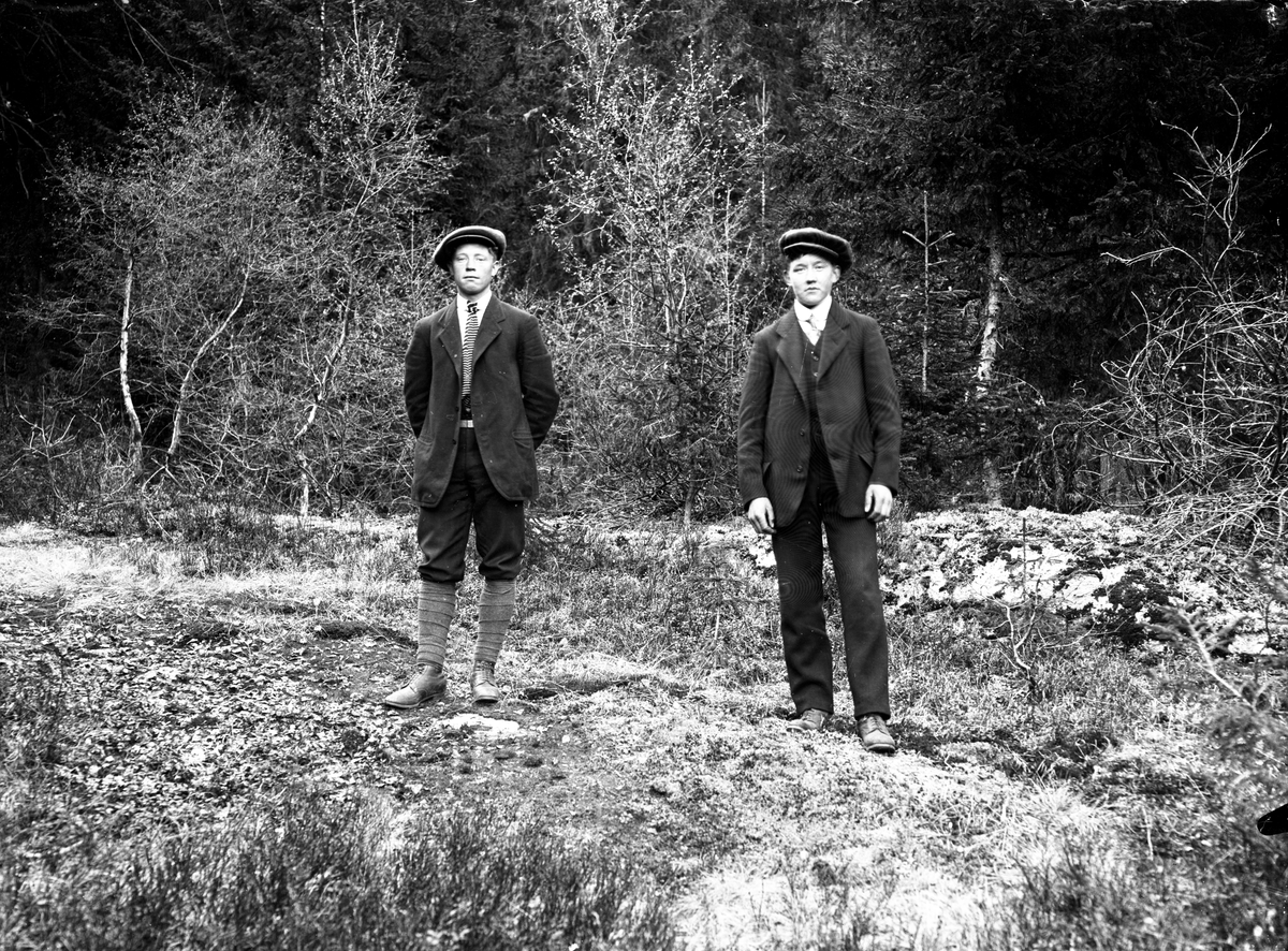 Portrett av to unge menn.

Fotosamling etter fotograf og skogsarbeider Ole Romsdalen (f. 23.02.1893).