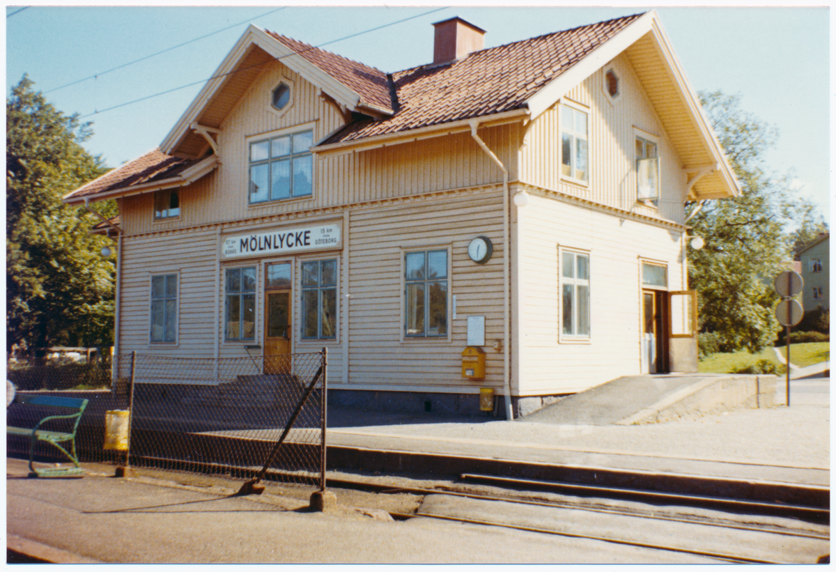 Göteborg - Borås Järnväg, GBJ, Stationen anlades 1893. Tvåvånings stationsbyggnad i trä. Nytt ställverkshus 1926-27.