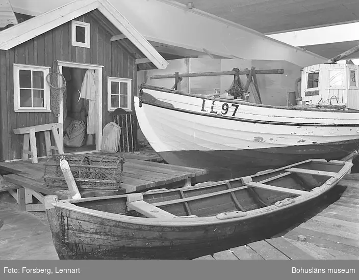 Enligt medföljande text: "Byggnation av båtar i G:a båthallen + permanent utställning - båtar (LL97) och fiskebod".