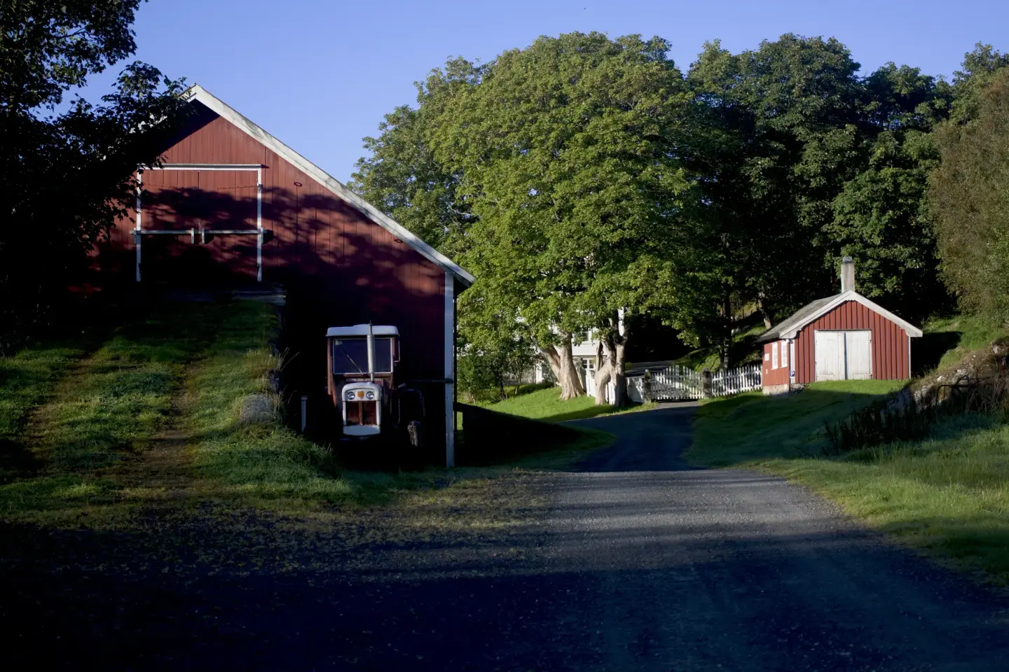 Fjøs, eldhus og tunet ellers på Rosvoll