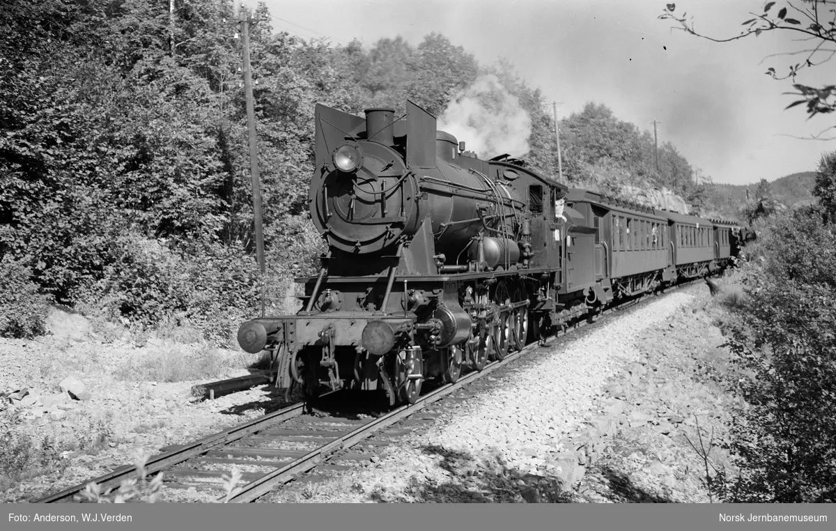 Damplokomotiv type 30a nr. 258 med persontog i Kobbervikdalen mellom Drammen og Skoger stasjoner