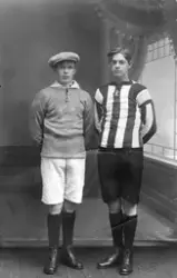 Portrett av to unge menn i fotballdrakt. Sarpsborg fotballkl