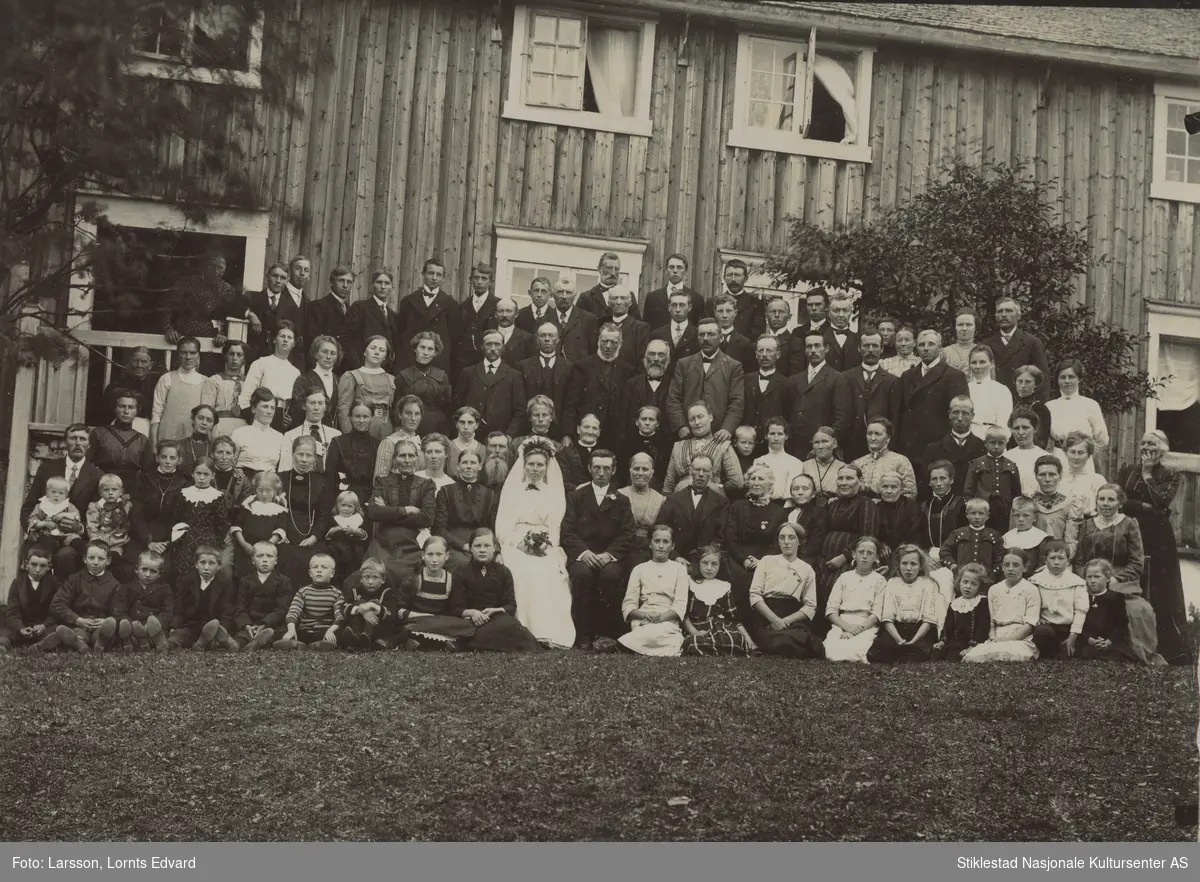 Innrammet bilde. Bryllupet til Bergitte Martinsdatter Halset og Johannes Stensli med gjester den 22.08.1913. Fra Oklan i Volhaugen, Verdal.
