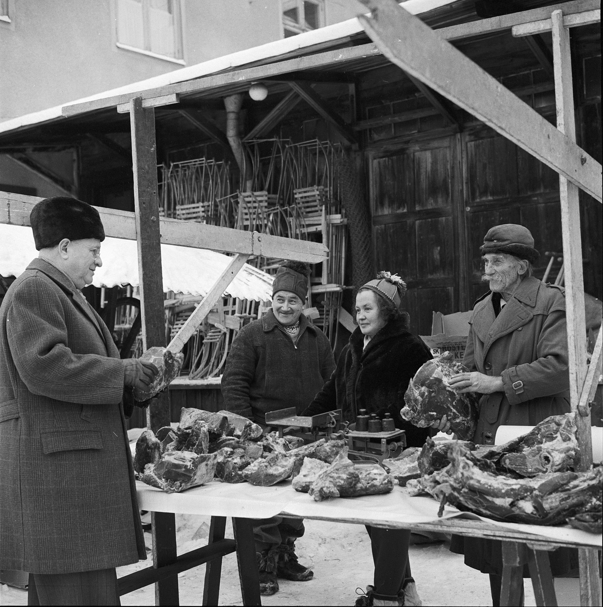 Thomasson säljer renkött på Distingsmarknaden, Uppsala 1960