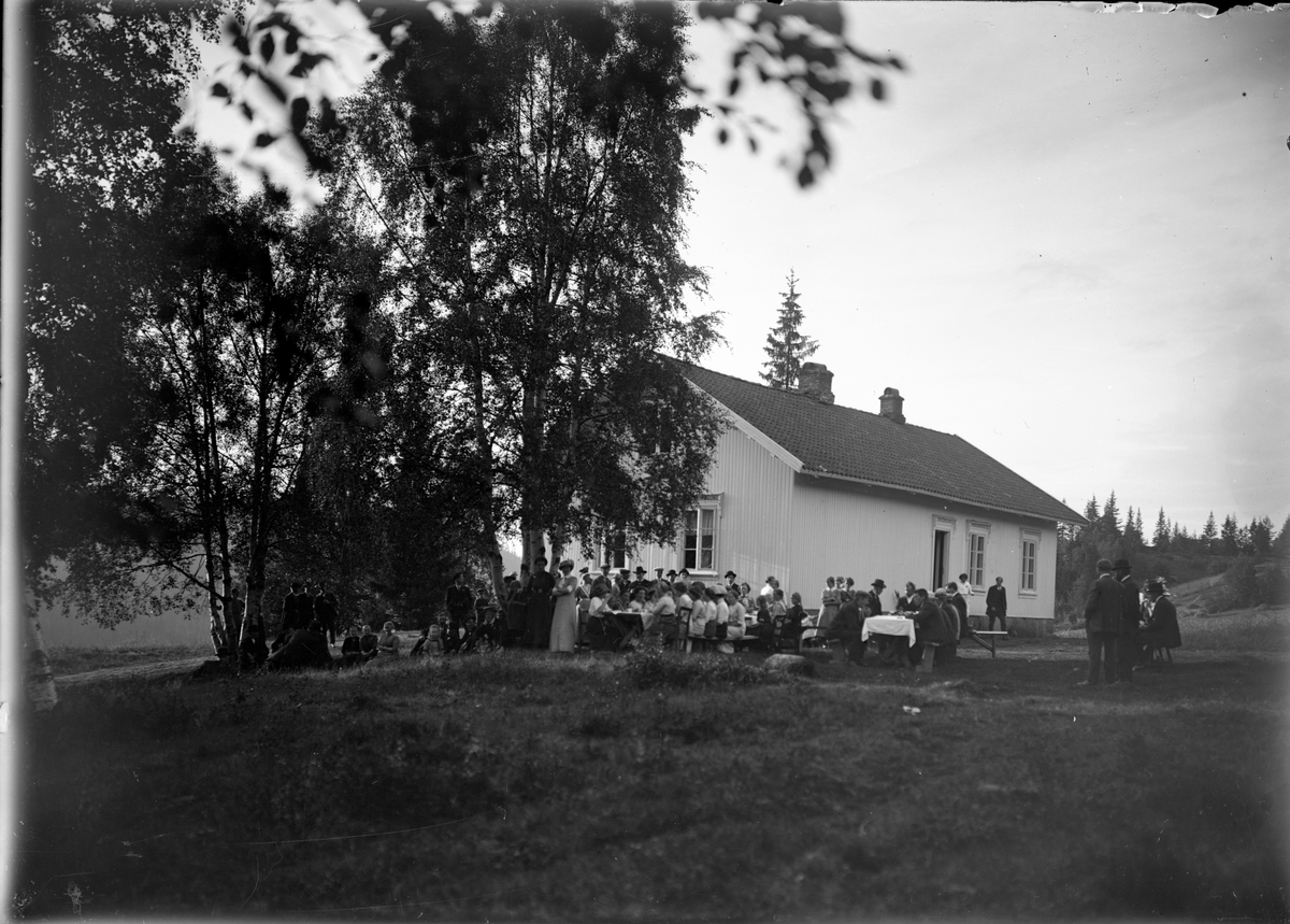 Motiv med forsamling og bespisning utenfor forsamlingshus.

Grorud skole 

Fotosamling etter fotograf og skogsarbeider Ole Romsdalen (f. 23.02.1893).