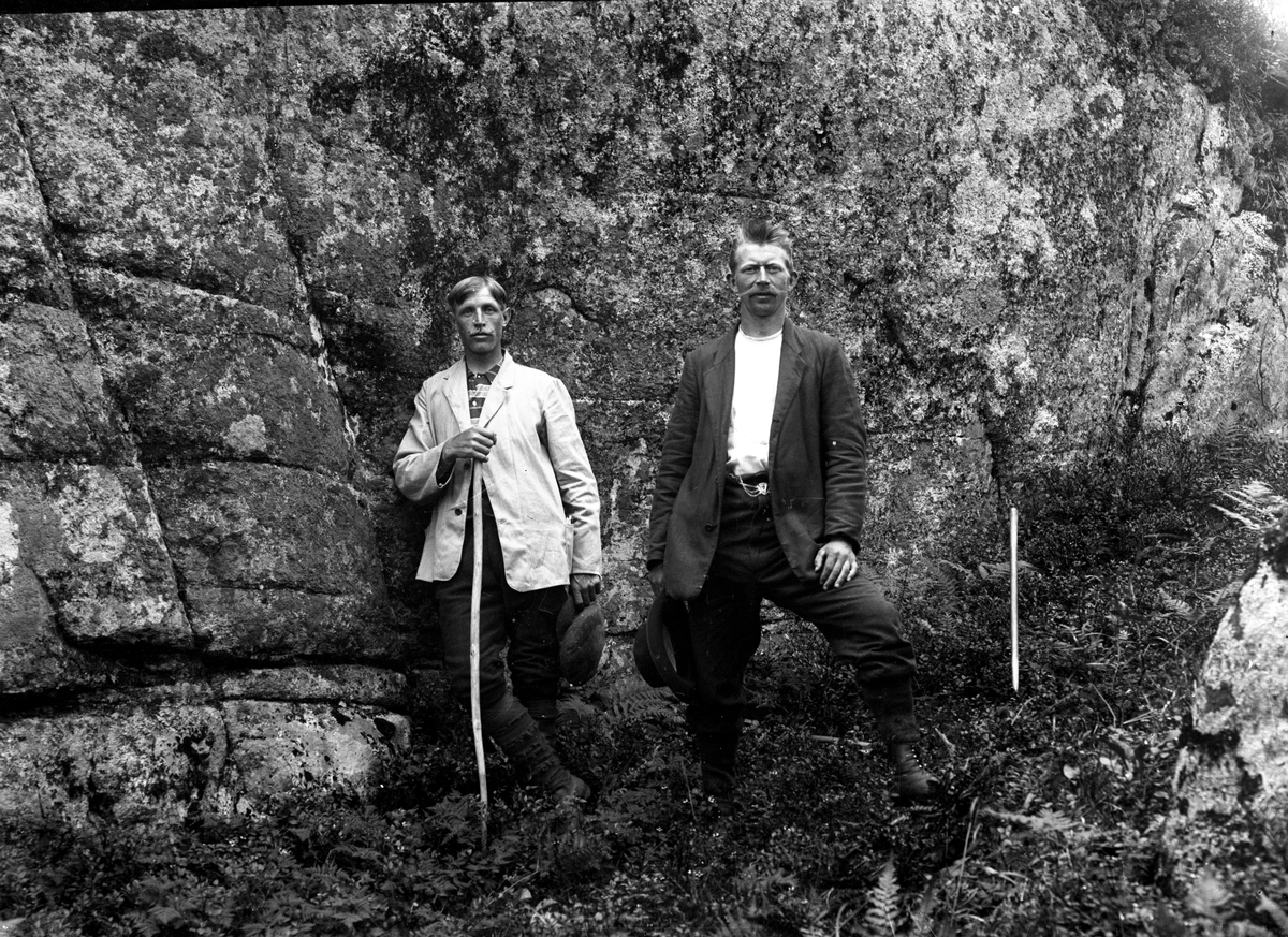Portrett av 2 menn ved fjell.

Fotosamling etter fotograf og skogsarbeider Ole Romsdalen (f. 23.02.1893).