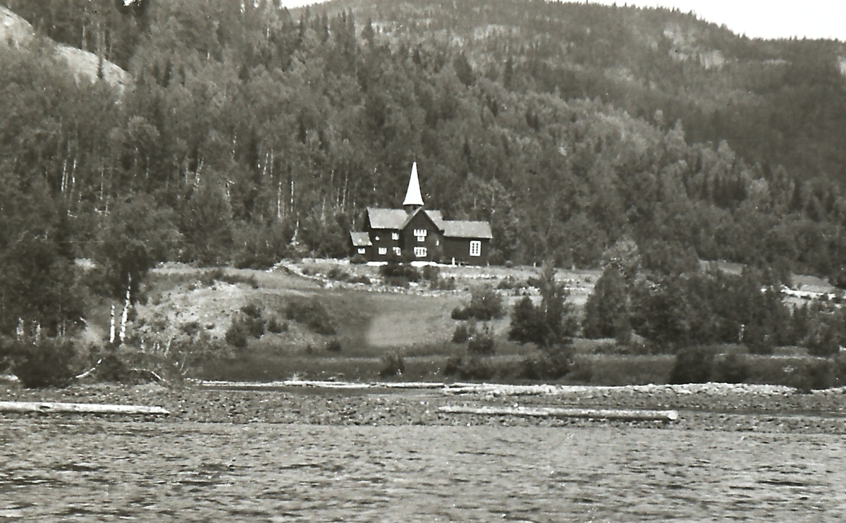 Rollag kirke, sett fra vestsiden av Lågen.