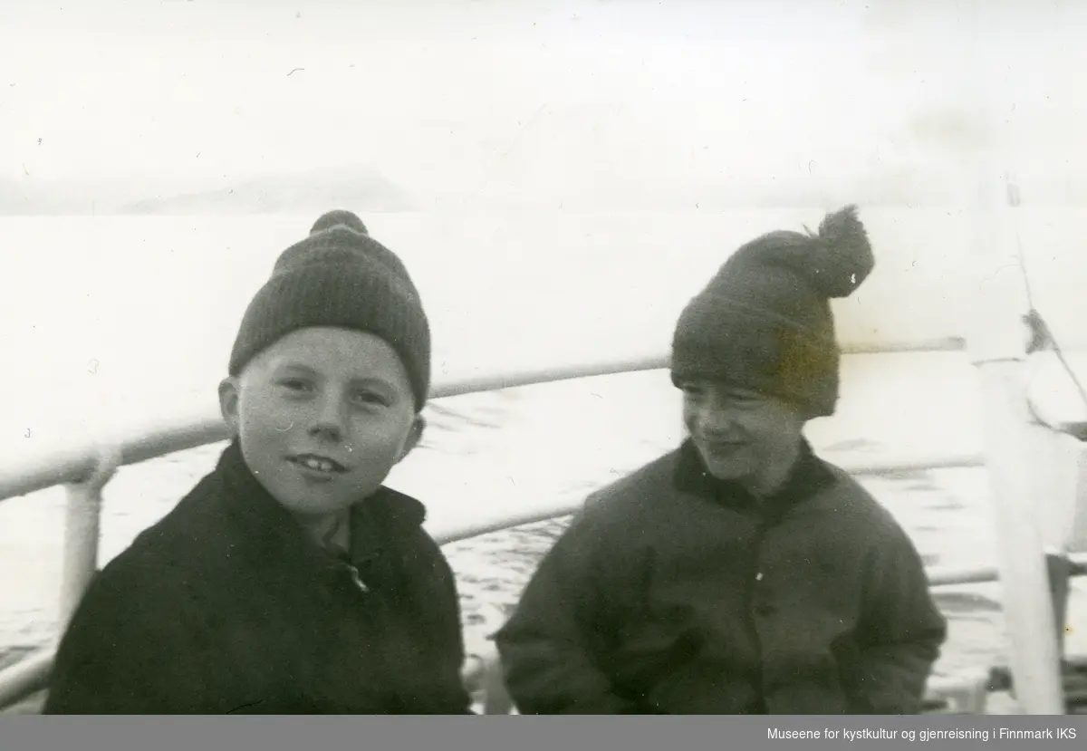Steinar Amundsen (t.v.) og Per Nils Utsi på lokalbåten fra Sarnes til Kåfjord. Begge var elever på Solvang internatet på Sarnes. 1963-1970.
