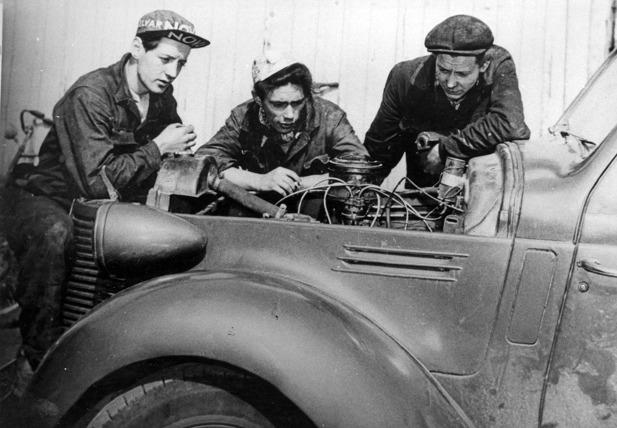 Två speedwayförare och en mekaniker på jobbet en sommardag 1951. Per-Tage Svensson, Sven Åke Johansson och Gunnar Löfgren.