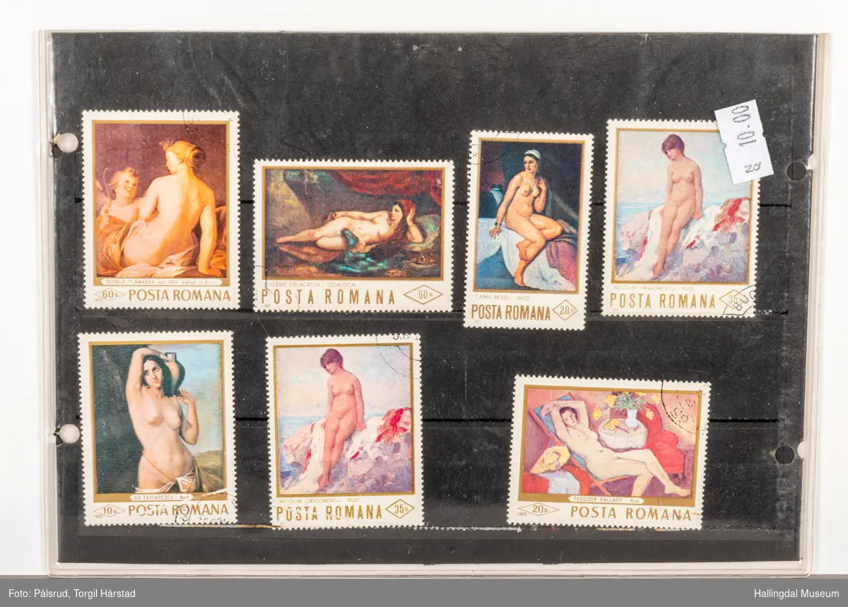 En sort kartongplate med plastlommer til frimerker. 7 frimerker med kvinnemotiv fra kunsthistorien, forskjellige kunstnere. Frimerkene er laget i 1969 og 1971. Har kostet 10.00 kr.