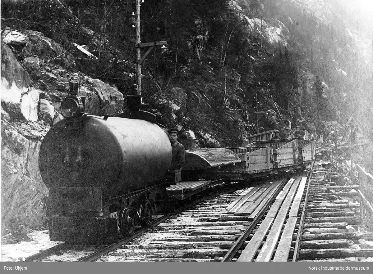 Fyrløst lokomotiv med fire vogner. Tog for steintransport ved fordelingsbassenget for Såheim Kraftanlegg.