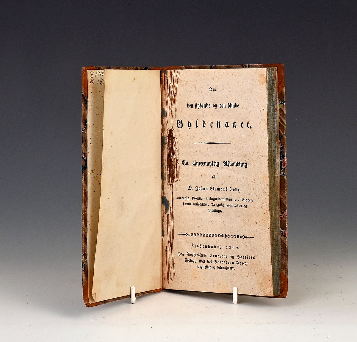 Prot: D. Johan Clemens Lode. "Om den flydende olg den blinde Gyldenaare". Kbh. 1802.. 2 bl. 122 s. + 1 bl. 8 vo stivt papbind.