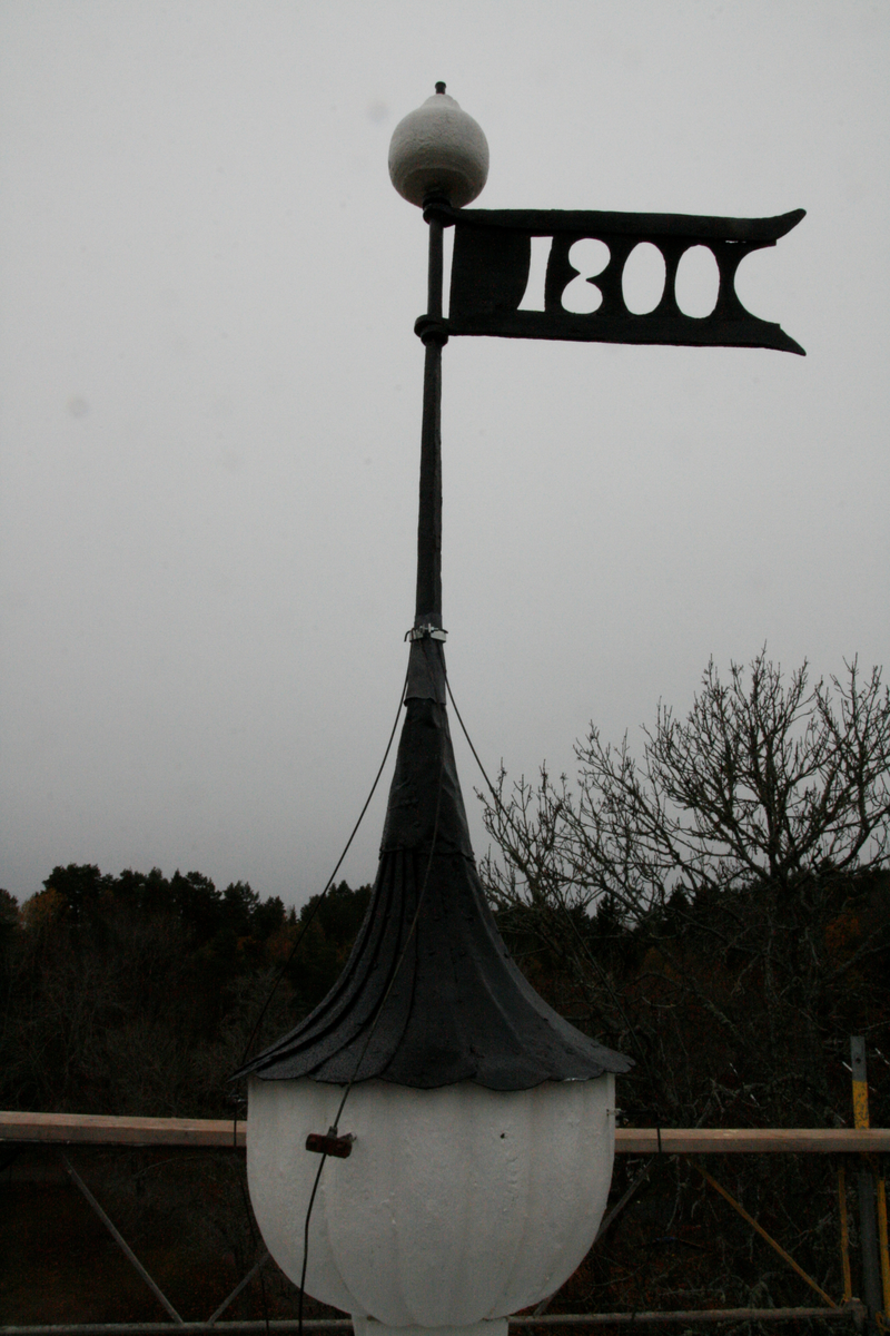 Vindflöjel på klockstapeln, Stavby kyrka, Uppland 2013