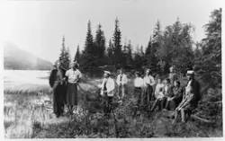 Gruppebilde tatt ved Skjeppsjøen på Totenåsen ca. 1937. Pers