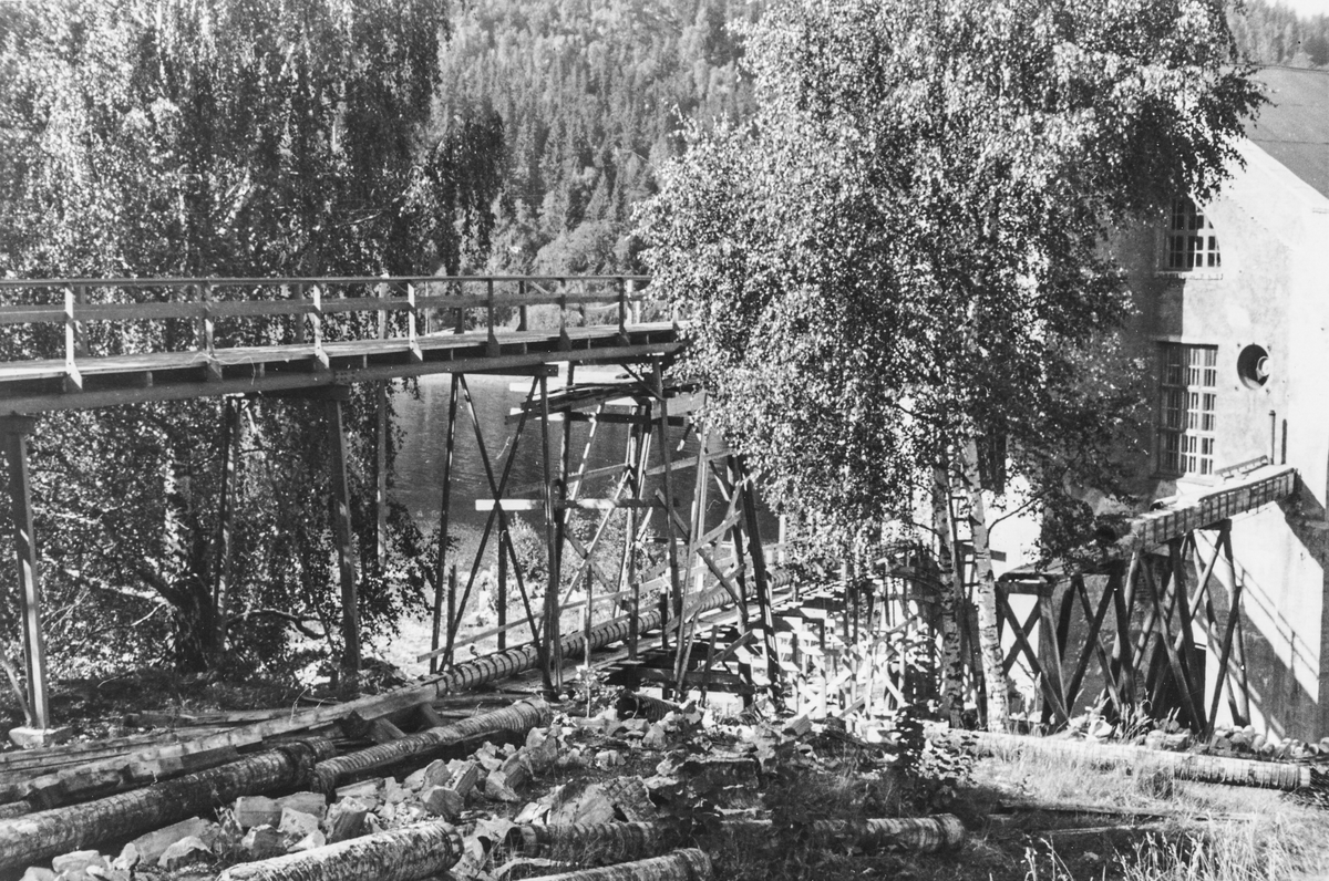A-sliperiet med gangbro og tremasseledning.