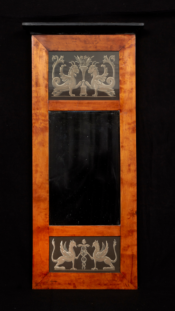 Spegel. Ram av trä med två målade partier. Märkt: "Falu" (Hallstämpel). De målade partierna är utförda i Nils Johan Asplind art. Troligen tillverkad av JP Åkerwall i Falun.